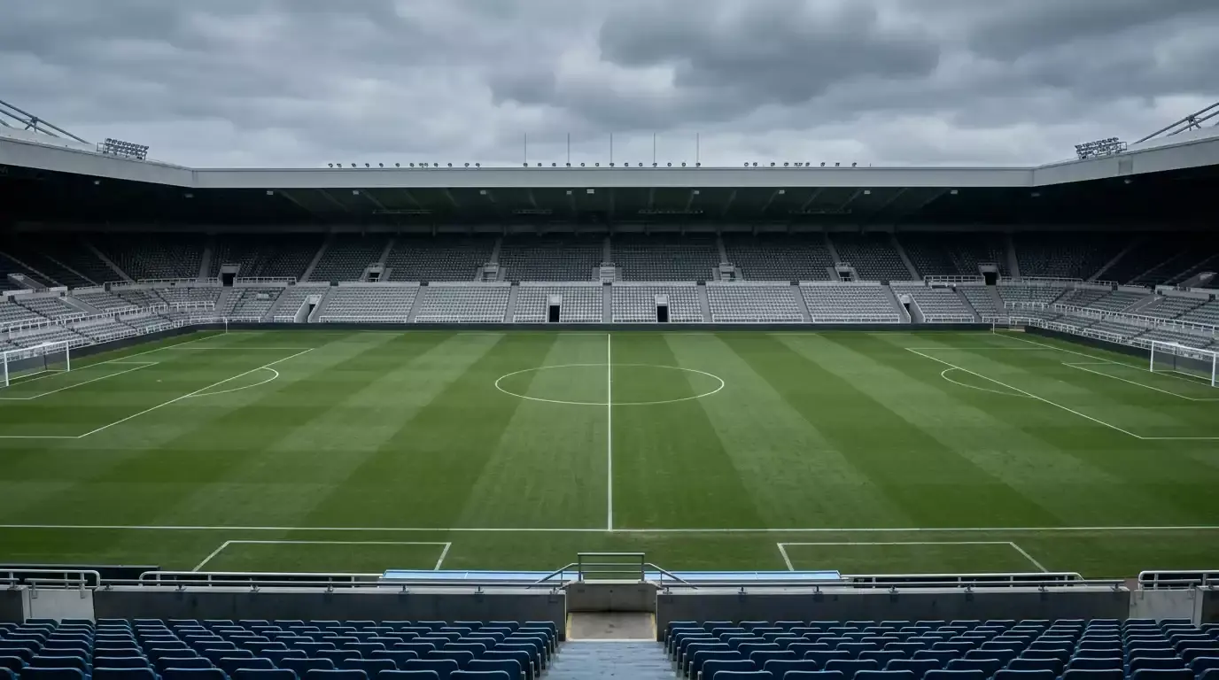 Tomt fodboldstadion set fra tilskuerside i overskyet vejr