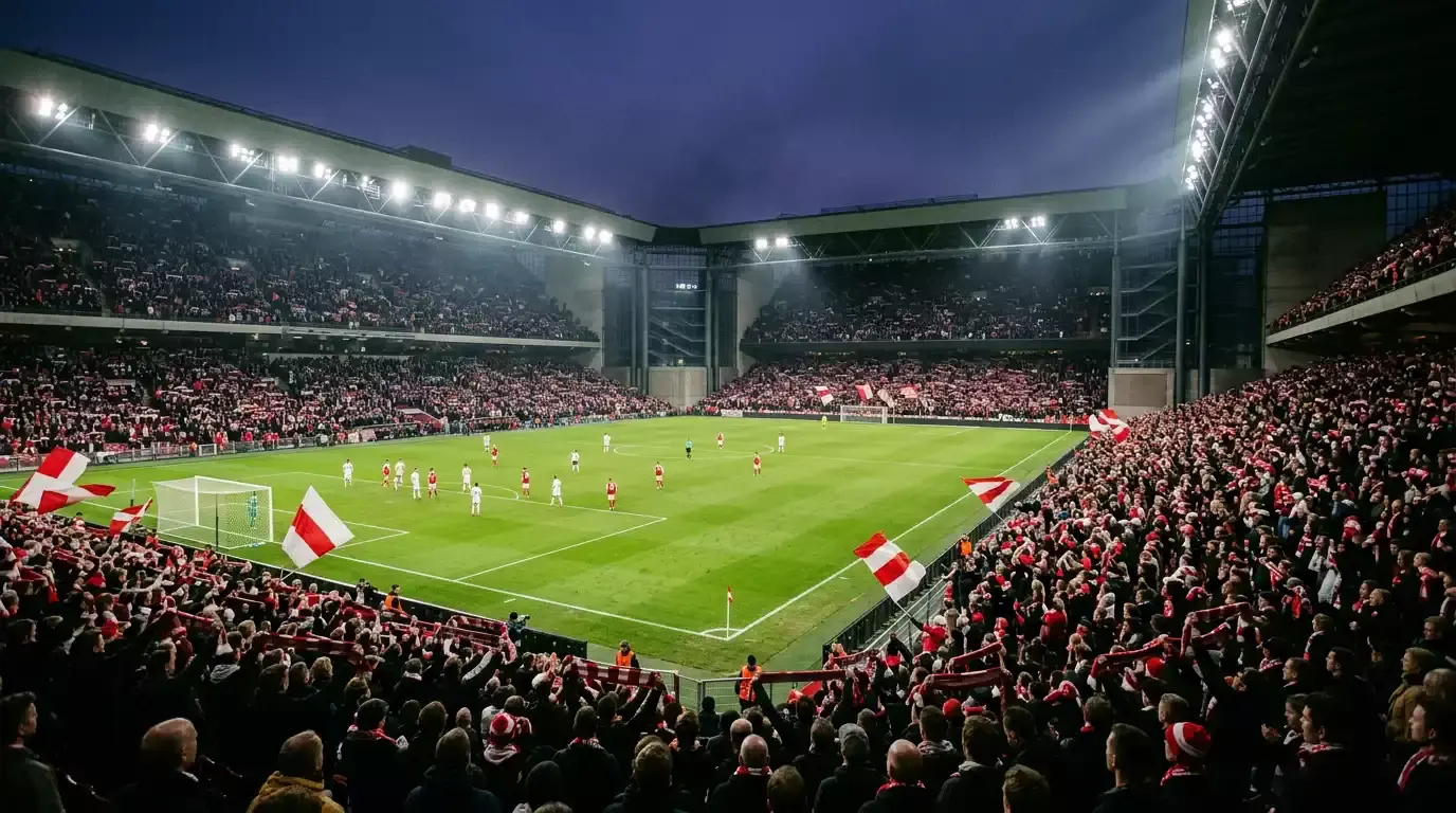 Fuldt Parken stadion i København under en Superliga-kamp med rød-hvid farverigt publikum